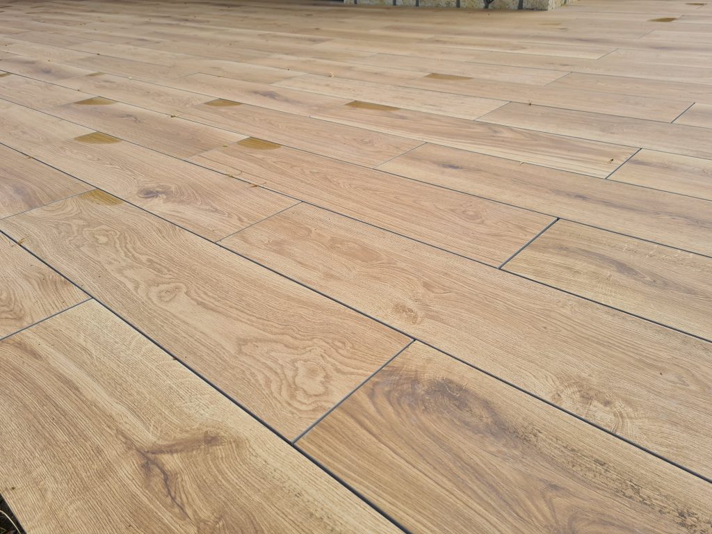 Cours et terrasses - Terrasse en dalle céramique imitaiton bois