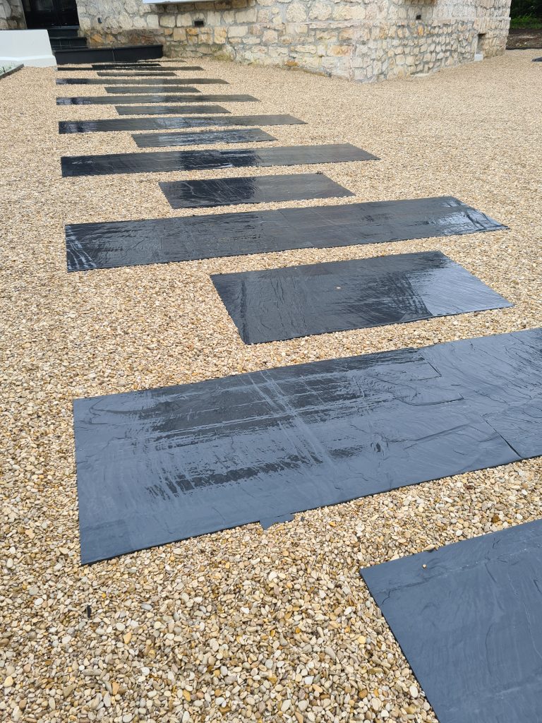 Aménagement paysager - Cour en gravillons et pas japonais en palis ardoise