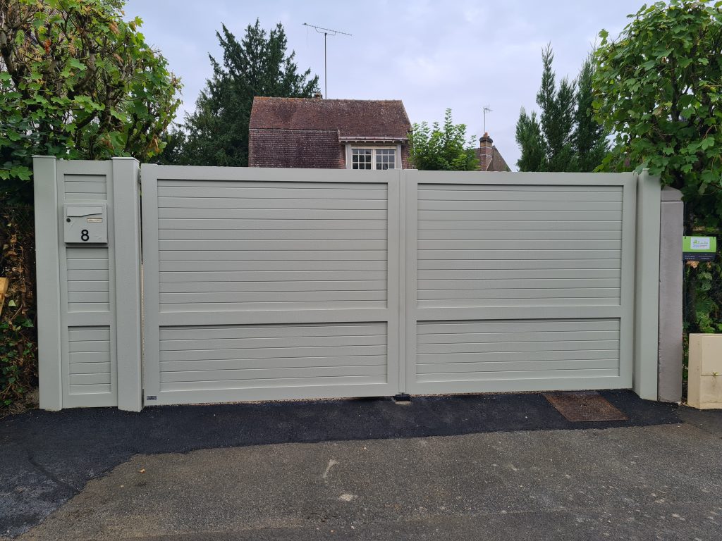 Aménagement paysager - Portail sur mesure en aluminium