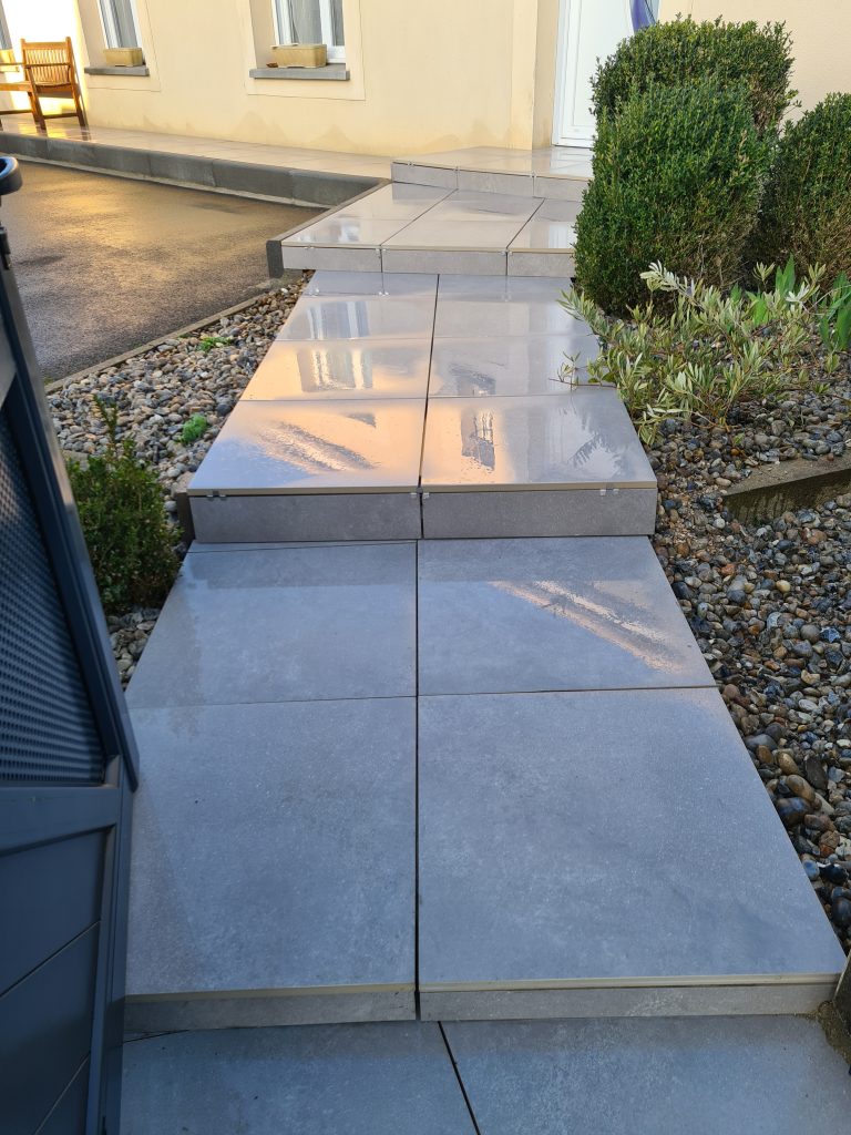 Cours et terrasses - Entrée en dalles céramiques