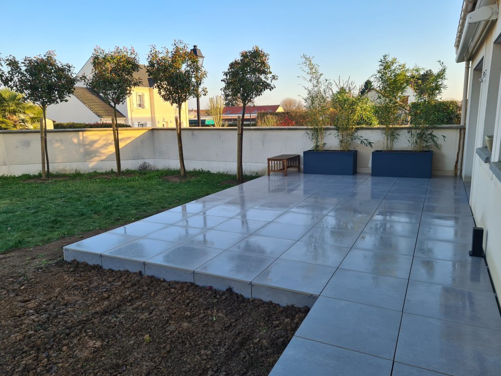 Aménagement paysager - Terrasse en dalles céramiques - Jardinières - Bambous