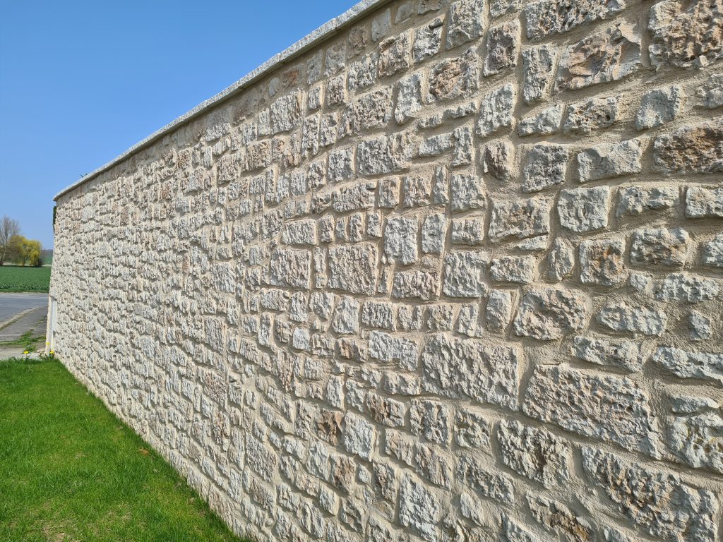 Aménagement paysager - Mur en parpaings recouvert d'un enduit en imitation vieilles pierres