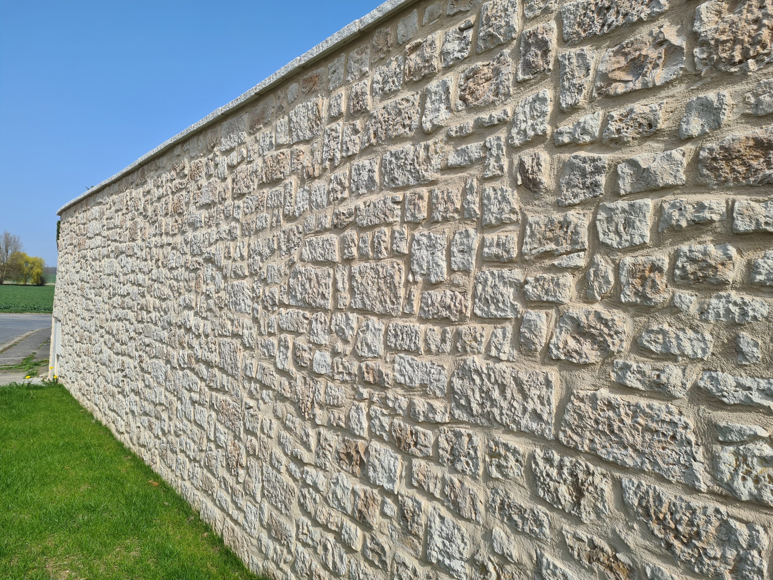 Mur en parpaings enduit à l'ancienne