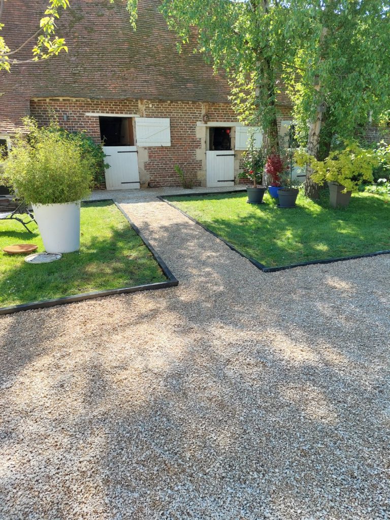 Cours et terrasses - Cour en gravillons et bordures en palis ardoise